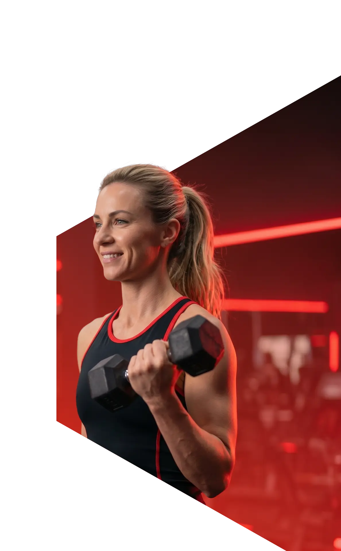 Aluna treinando com halteres na Selfit Blumenau
